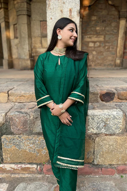 Radiant Glow Ethnic Suit Set with Elegant Flow & Graceful Detailing